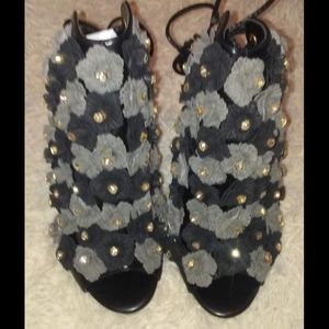 Black & grey Rose High heel Shoes (price firm)